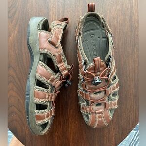 Nunnbush Men's Brown and Black Outdoor Sandals